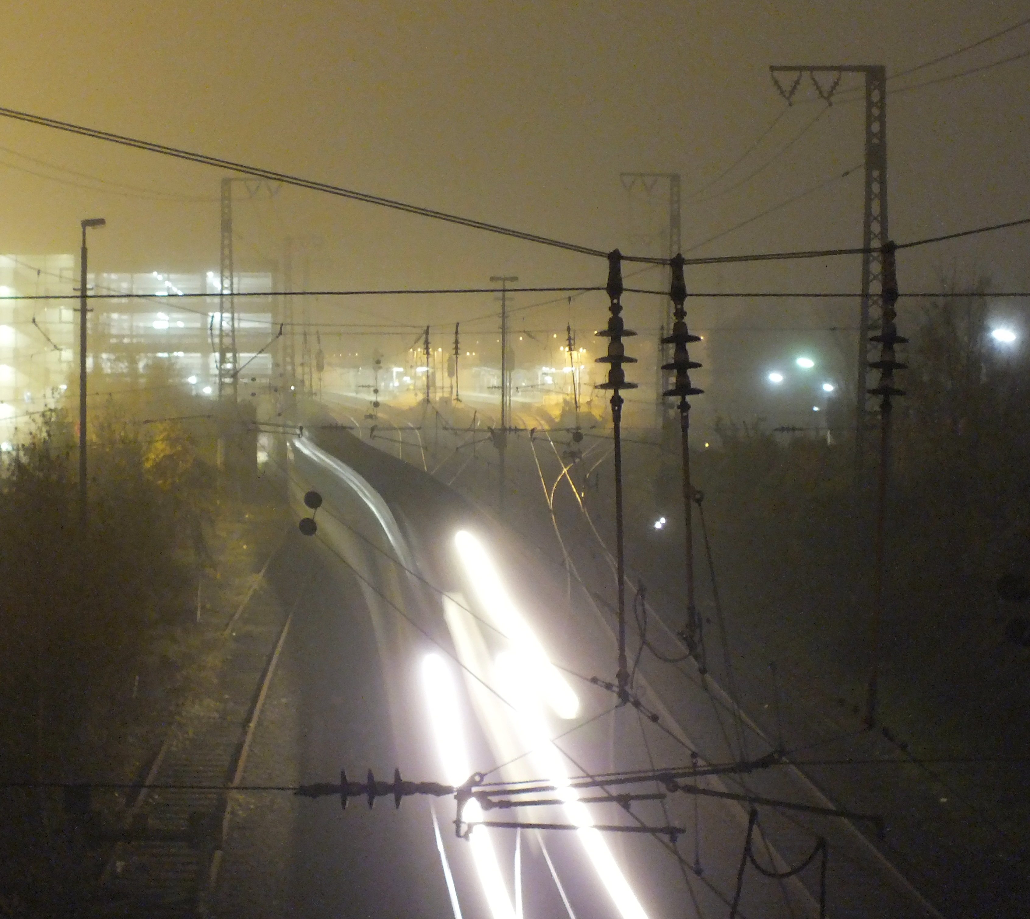 Bahn im Herbstnebel