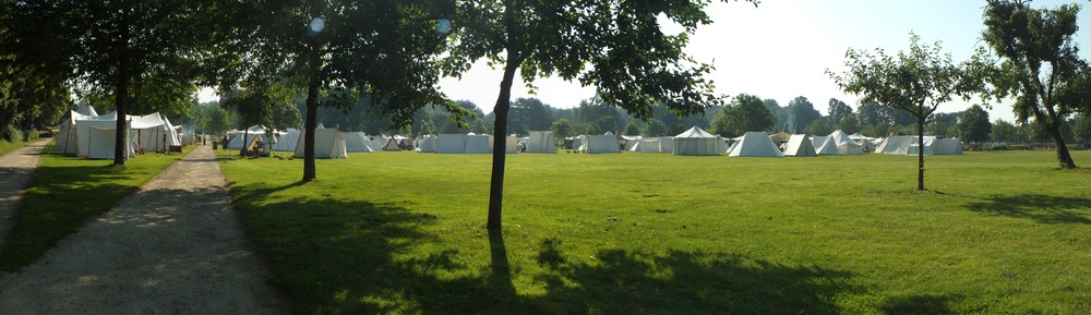 morgendliches Zeltlager beim Mittelalterfest Zeltlager beim Mittelalterfest